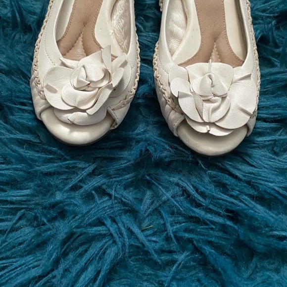 Nurture cream perp toe shoes - Picture 3 of 3